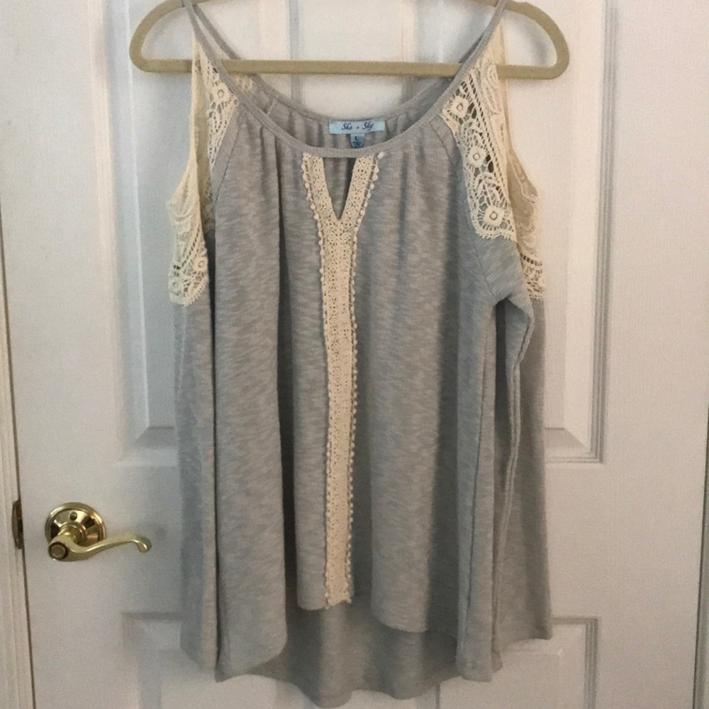 NWT L She & Sky Cold Shoulder Top